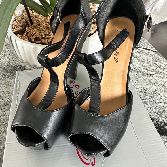 Black Heels - Picture 2 of 4